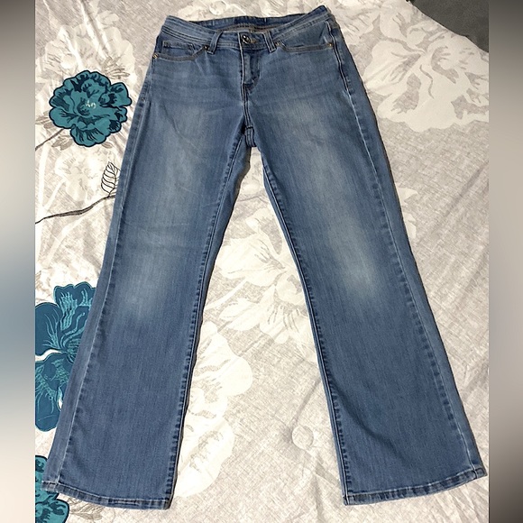 Levi’s Light Wash Flare Jeans - Picture 10 of 15